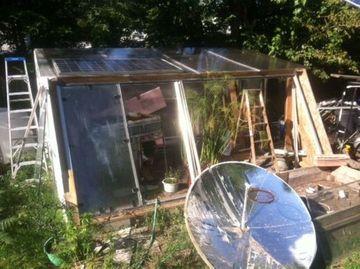 Finaly I have roof on greenhouse, you also see 1 of the 2 solar panels to power the pumps etc.